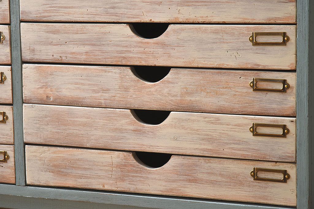 ヴィンテージ家具　ネームプレート付き!　イギリスビンテージ　古い木製の脚付きドロワー(引き出し)