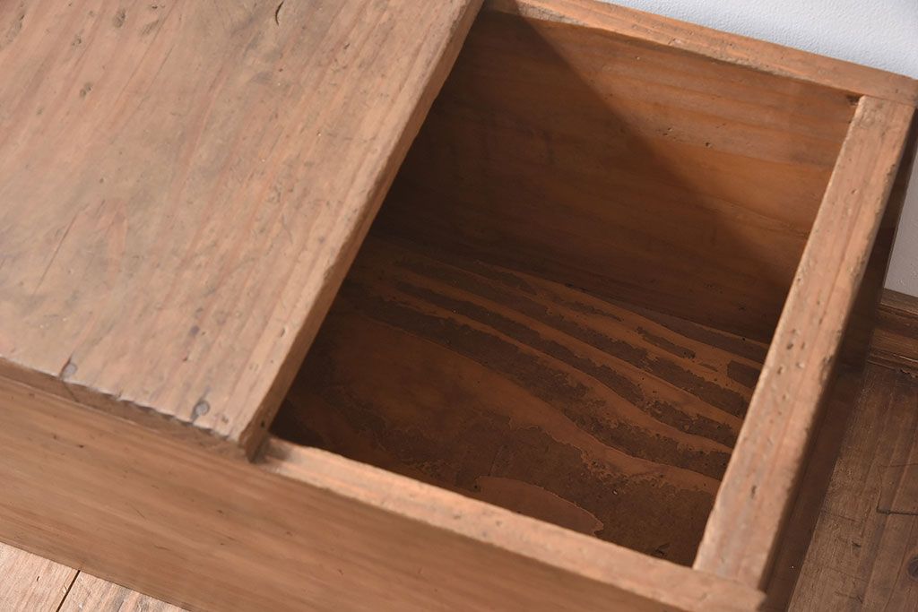 アンティーク雑貨　昭和レトロ　古い味わいのあるアンティーク木箱(収納箱・道具箱)