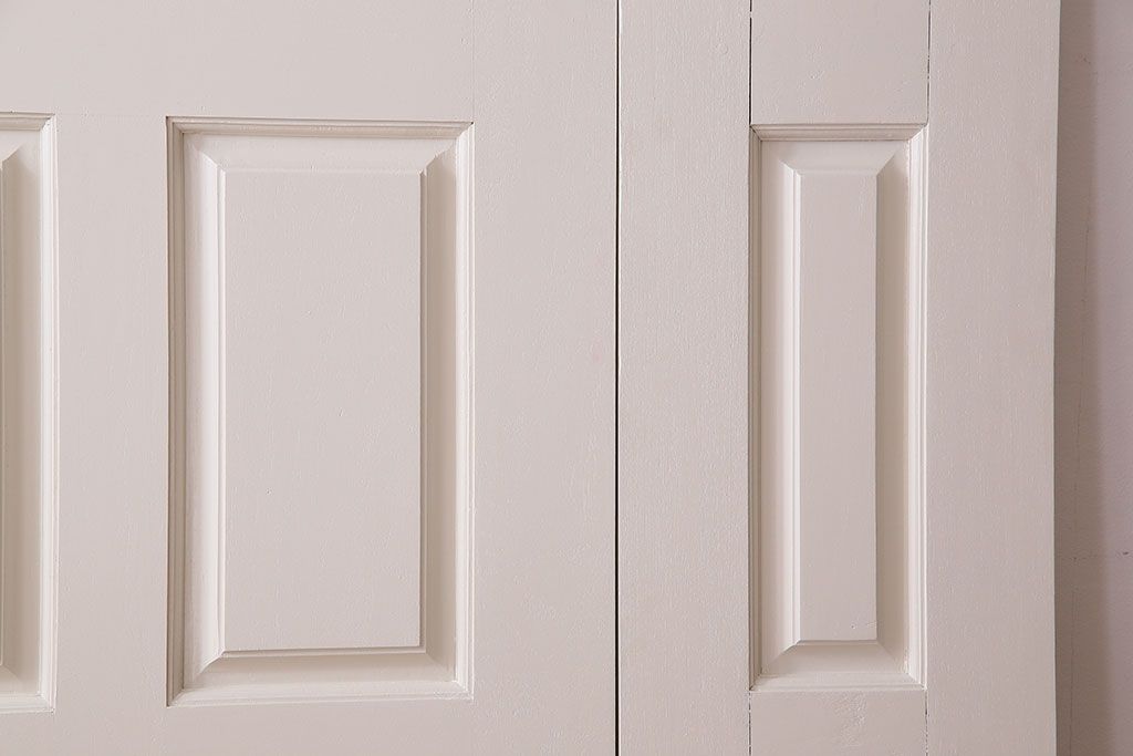 ビンテージ 花梨無垢材　珍しいデザインがお洒落なアンティークホワイトのペイント親子ドア(扉、カリン)