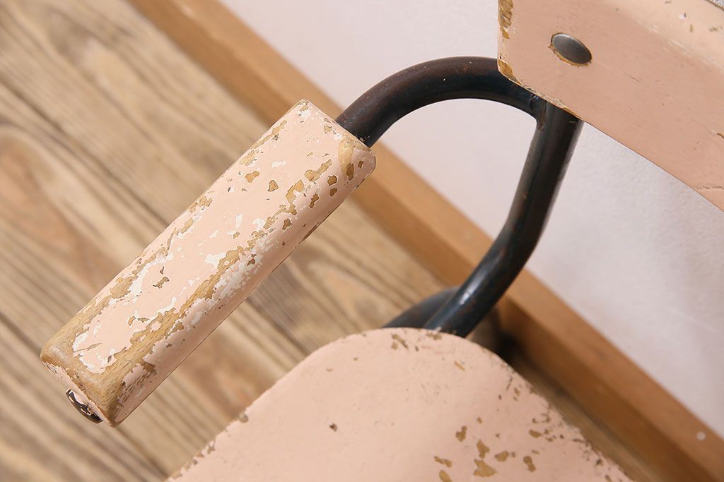 ヴィンテージ家具　イギリスビンテージ　ピンクペイント　鉄脚スクールチェア(チャイルドチェア、キッズチェア、アームチェア、ダイニングチェア、板座チェア、ベビーチェア、こども椅子、子どもイス、ビンテージ、英国)