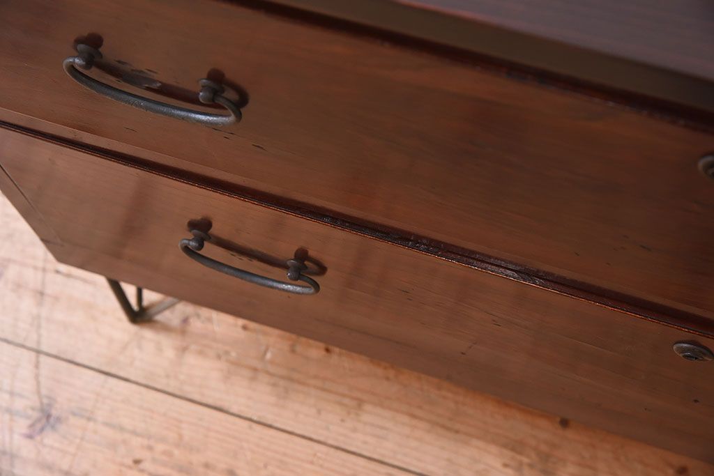 アンティーク家具　和製アンティーク　前面欅材　檜材天板　鉄脚付き時代箪笥ローボード　
