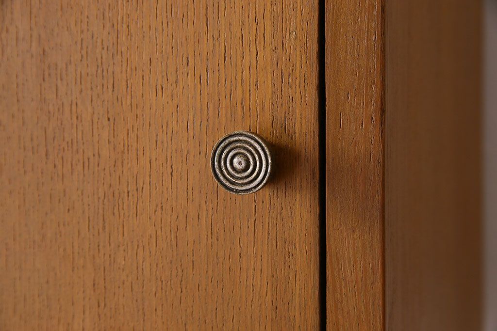 アンティーク家具　和製アンティーク　縦長のシルエットが珍しいシンプルなキャビネット(収納棚・戸棚)