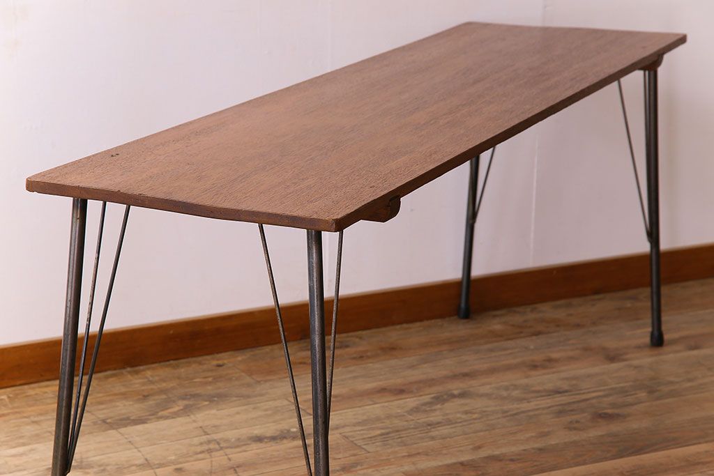 アンティーク家具　和製アンティーク　ラワン材製　天板一枚板のシンプルな鉄脚テーブル(1)