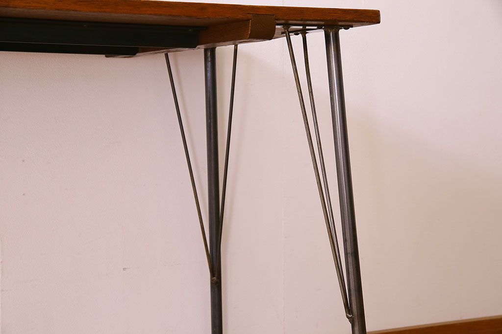 アンティーク家具　和製アンティーク　ラワン材製　天板一枚板のシンプルな鉄脚テーブル(1)