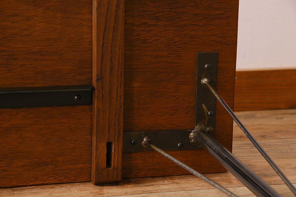 アンティーク家具　和製アンティーク　ラワン材製　天板一枚板のシンプルな鉄脚テーブル(1)