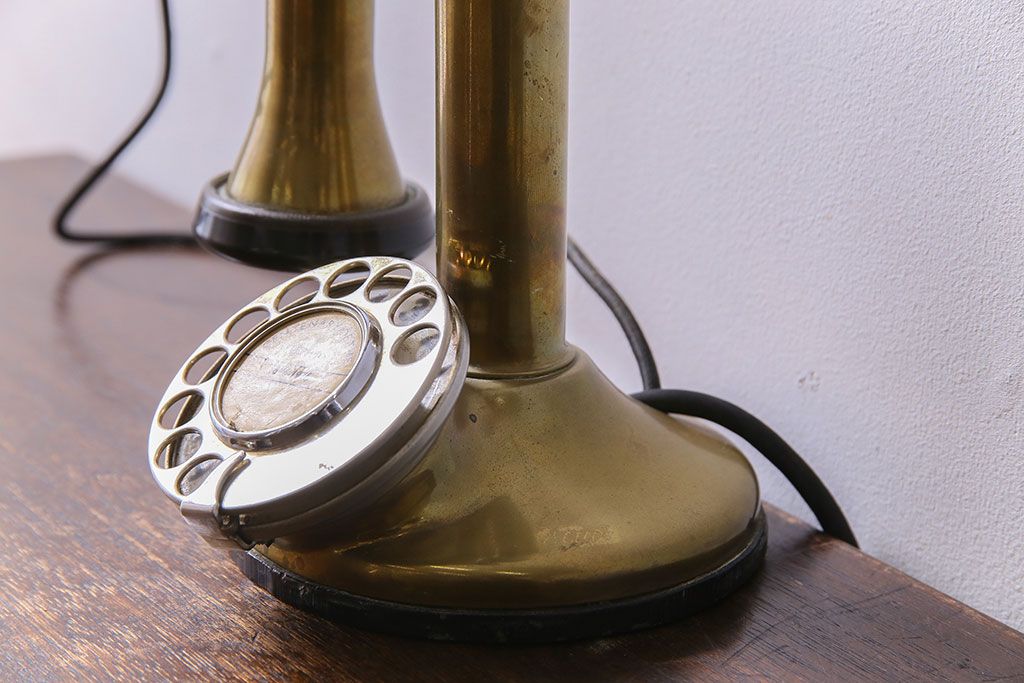 アンティーク雑貨　イギリスアンティーク　真鍮　クラシカルなデザインのダイヤル式電話(Candlestick Brass Telephone)