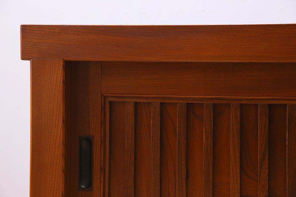 アンティーク家具　古民具・骨董　六尺　大正昭和期　縦桟引き戸の上品な時代箪笥ローボード(水屋箪笥、テレビ台、キャビネット、収納棚)(1)