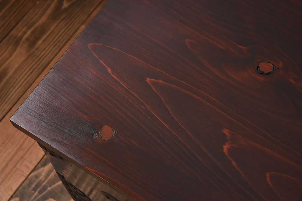 アンティーク家具　明治期　檜材天板　重厚な金具の時代箪笥ローボード(衣装箪笥)