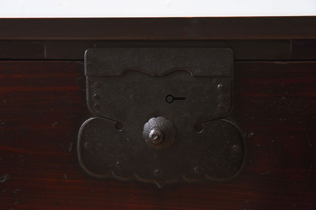 アンティーク家具　明治期　檜材天板　重厚な金具の時代箪笥ローボード(衣装箪笥)