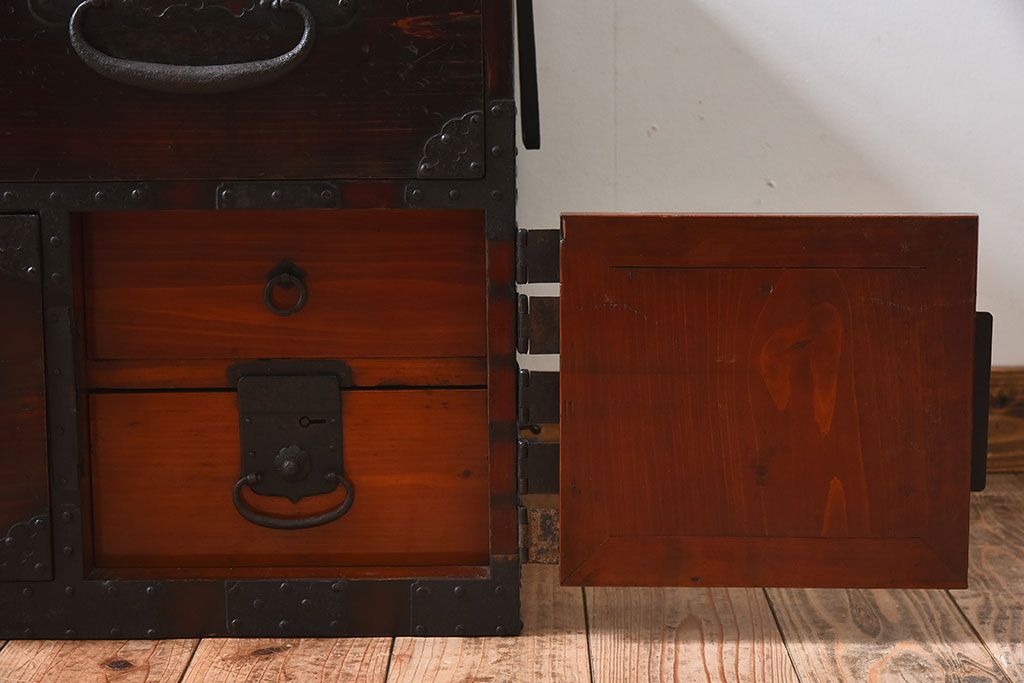 アンティーク家具　明治期　檜材天板　重厚な金具の時代箪笥ローボード(衣装箪笥)