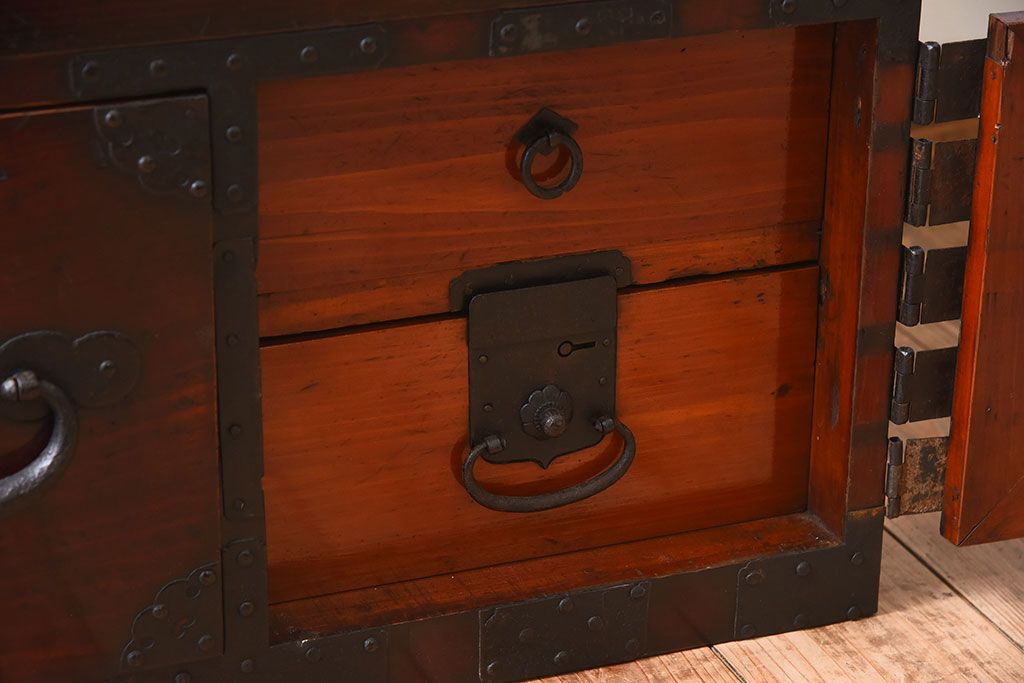 アンティーク家具　明治期　檜材天板　重厚な金具の時代箪笥ローボード(衣装箪笥)