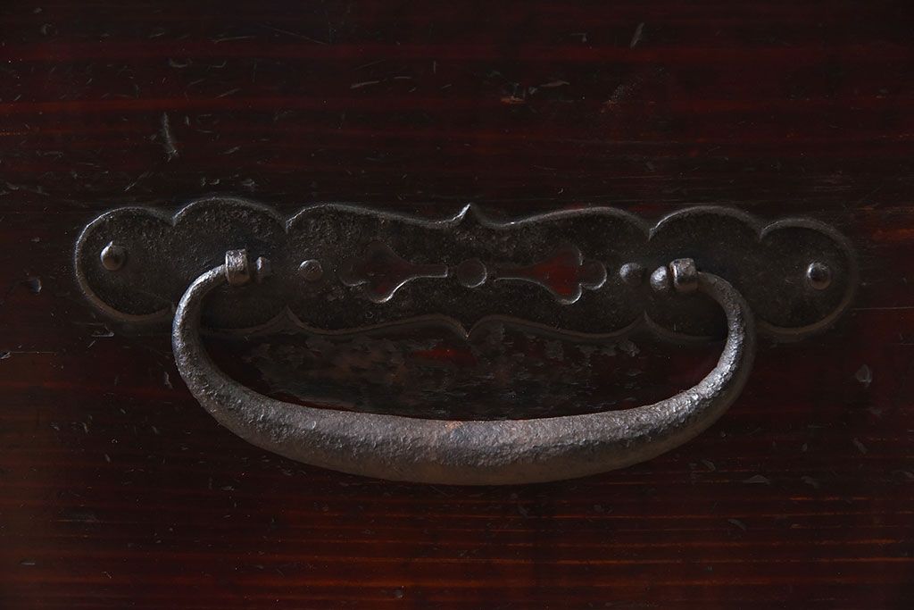 アンティーク家具　明治期　檜材天板　重厚な金具の時代箪笥ローボード(衣装箪笥)