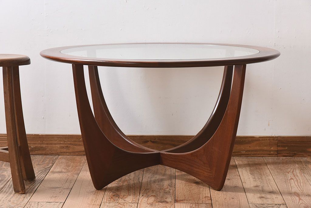 ヴィンテージ家具　G-plan(ジープラン)　北欧ビンテージ　チーク材　ガラストップラウンドテーブル(センターテーブル・コーヒーテーブル)(2)