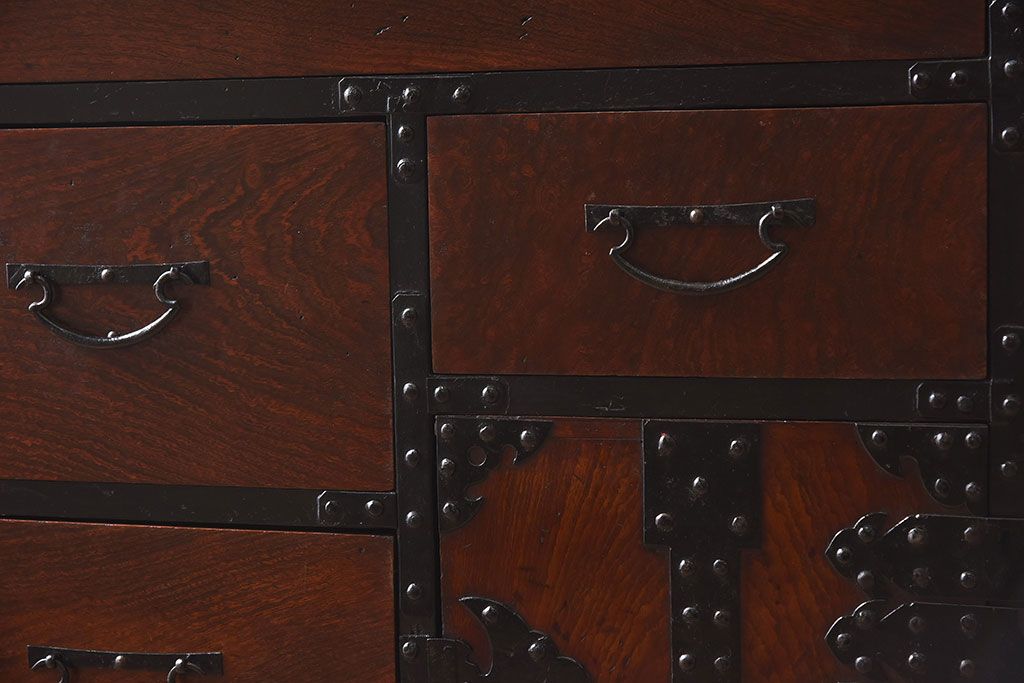 アンティーク家具　古民具・骨董　前面欅材玉杢　一本物!重厚な存在感のアンティーク衣装箪笥