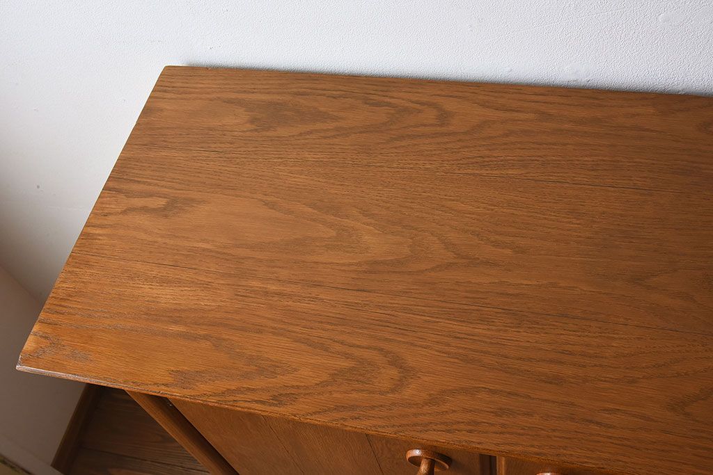 北欧家具　オーク材製　シンプルでスタイリッシュなサイドボード(キャビネット)