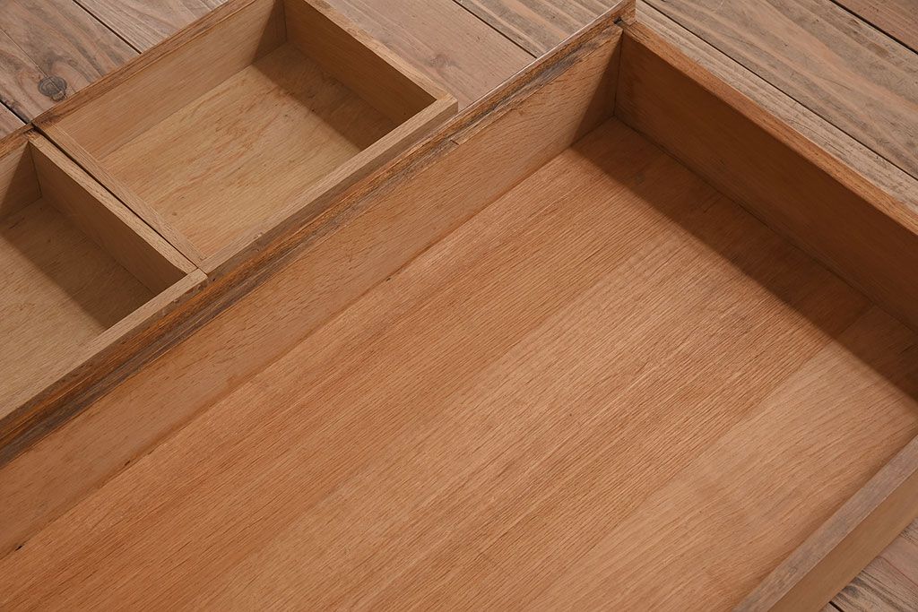 ヴィンテージ家具　フランスビンテージ　美しい彫刻入り!上質なオーク材製のライティングビューロー