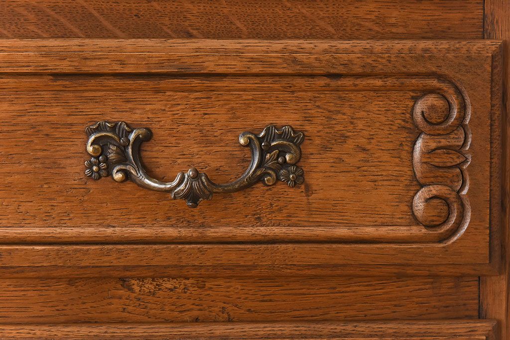 ヴィンテージ家具　フランスビンテージ　美しい彫刻入り!上質なオーク材製のライティングビューロー