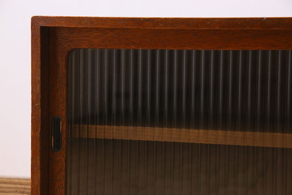 アンティーク家具　アンティーク　モールガラス引き戸のシンプルで小さなローボード(収納棚)