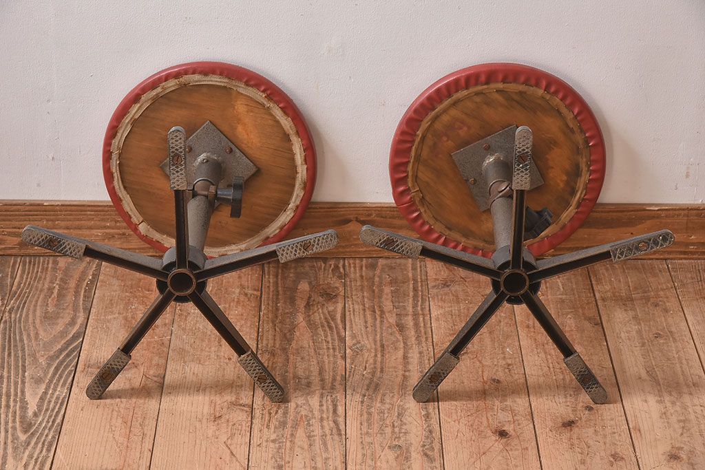 ヴィンテージ家具　イギリスビンテージ　当時物合皮のシャビーな回転椅子2脚セット(スツール、イス、チェア)