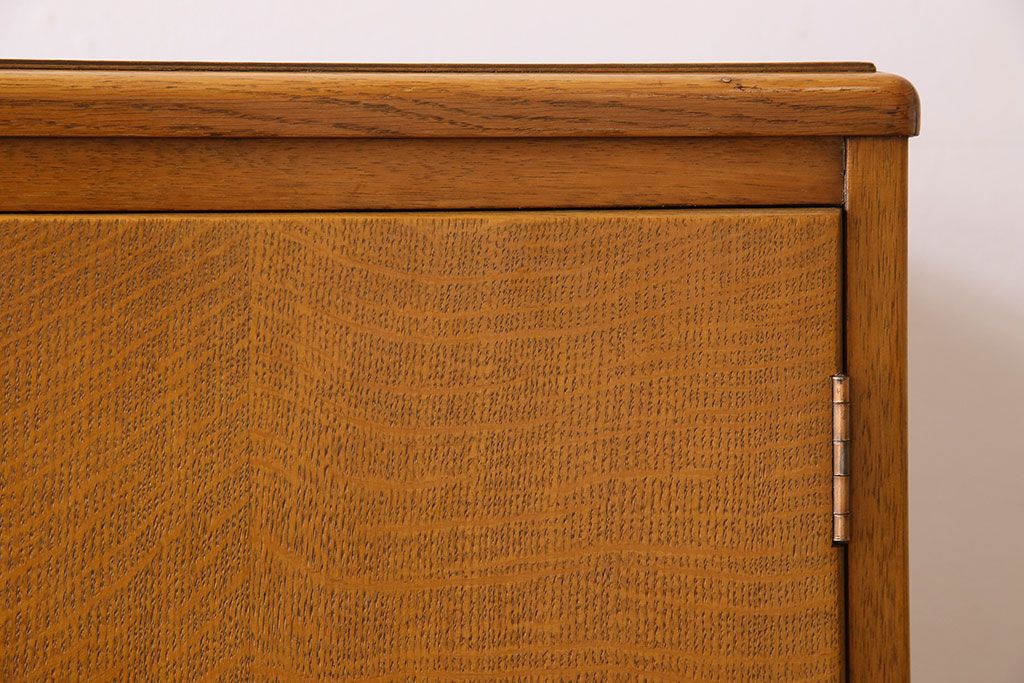 ヴィンテージ家具　1940年　イギリスビンテージ　オーク材製の杢目が美しいチェスト(引き出し)