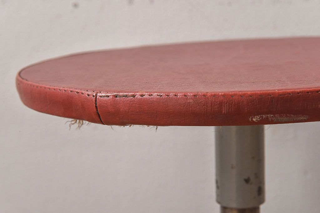 ヴィンテージ家具　イギリスビンテージ　当時物合皮のシャビーな回転椅子(スツール、イス、チェア)(3)