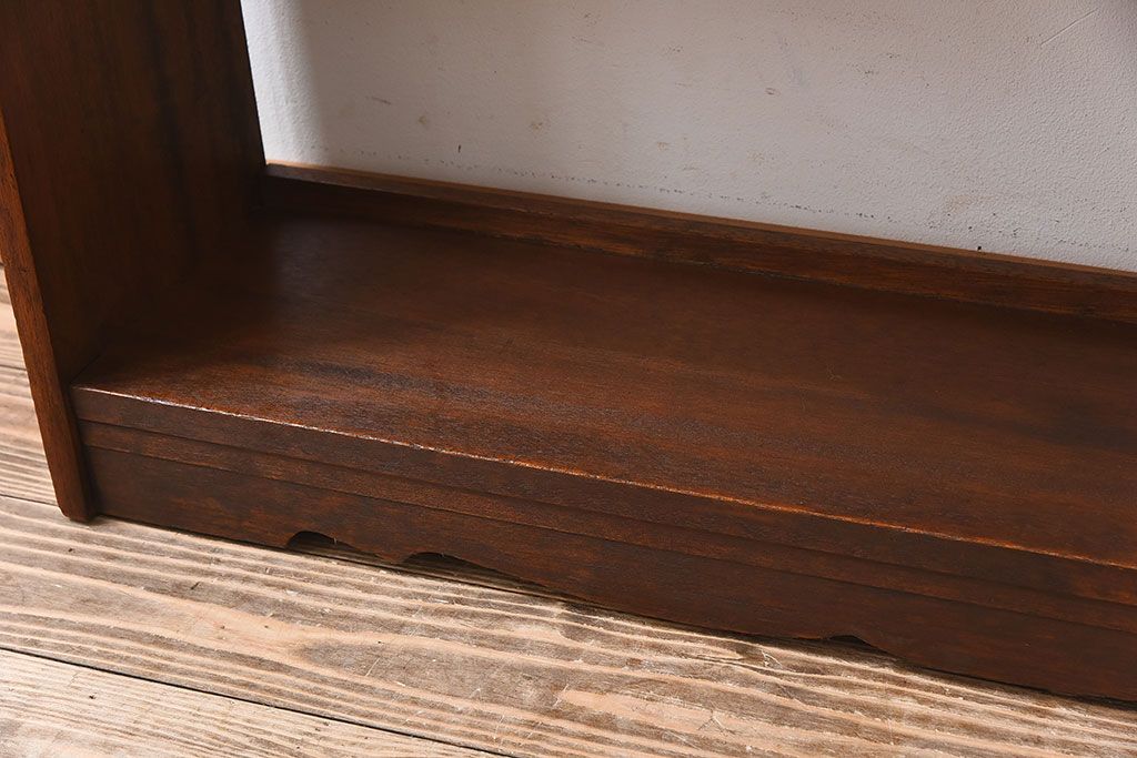 レトロ家具　昭和レトロ 透かし彫り　古い木製の縦型アンティーク本棚