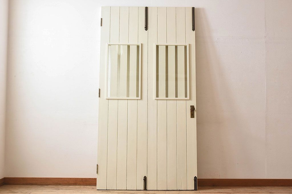 日本製　アンティーク　ペイント家具　ガラス入りの折り戸
