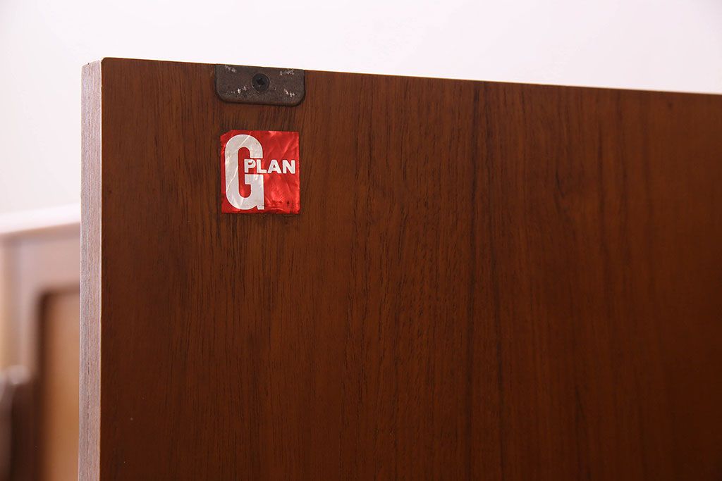 北欧家具　チーク材製　G-plan(ジープラン)　Fresco(フレスコ)　スタイリッシュな脚付きサイドボード