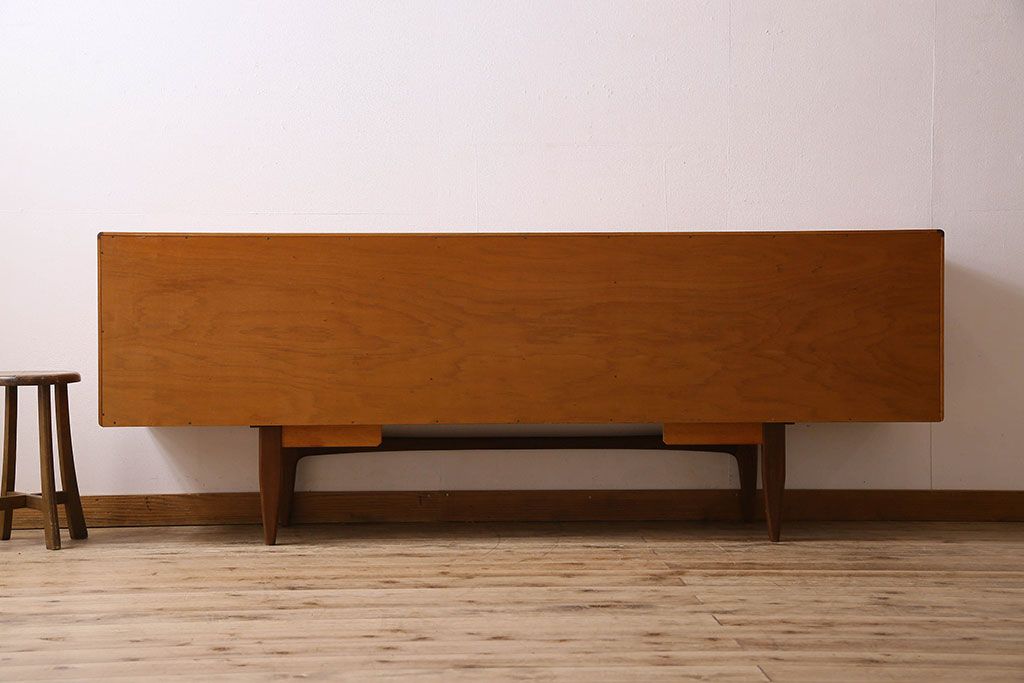 北欧家具　チーク材製　G-plan(ジープラン)　Fresco(フレスコ)　スタイリッシュな脚付きサイドボード
