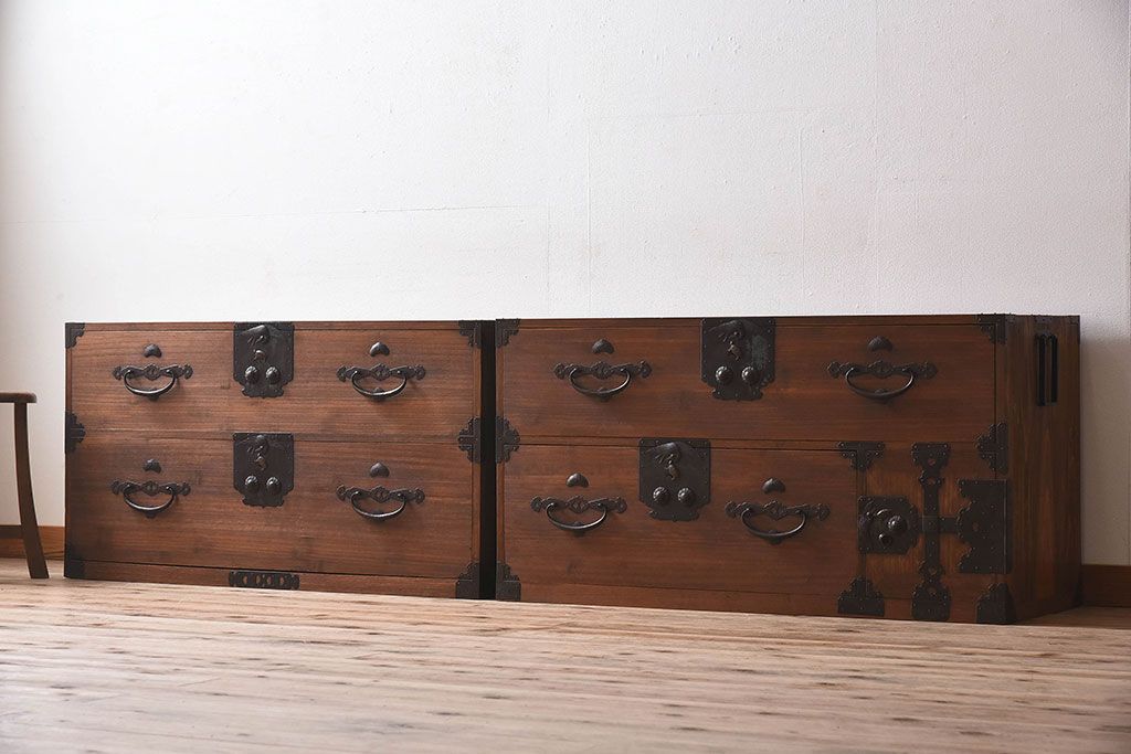アンティーク家具　和製アンティーク　前面桐材の重ね二本松箪笥(衣装箪笥、桐箪笥、桐たんす)
