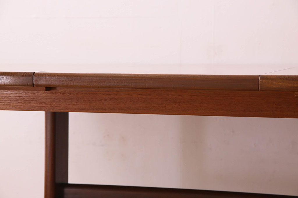 ヴィンテージ家具　北欧ビンテージ　G-PLAN(ジープラン) ウォールナット材製　シンプルなエクステンションテーブル(2)