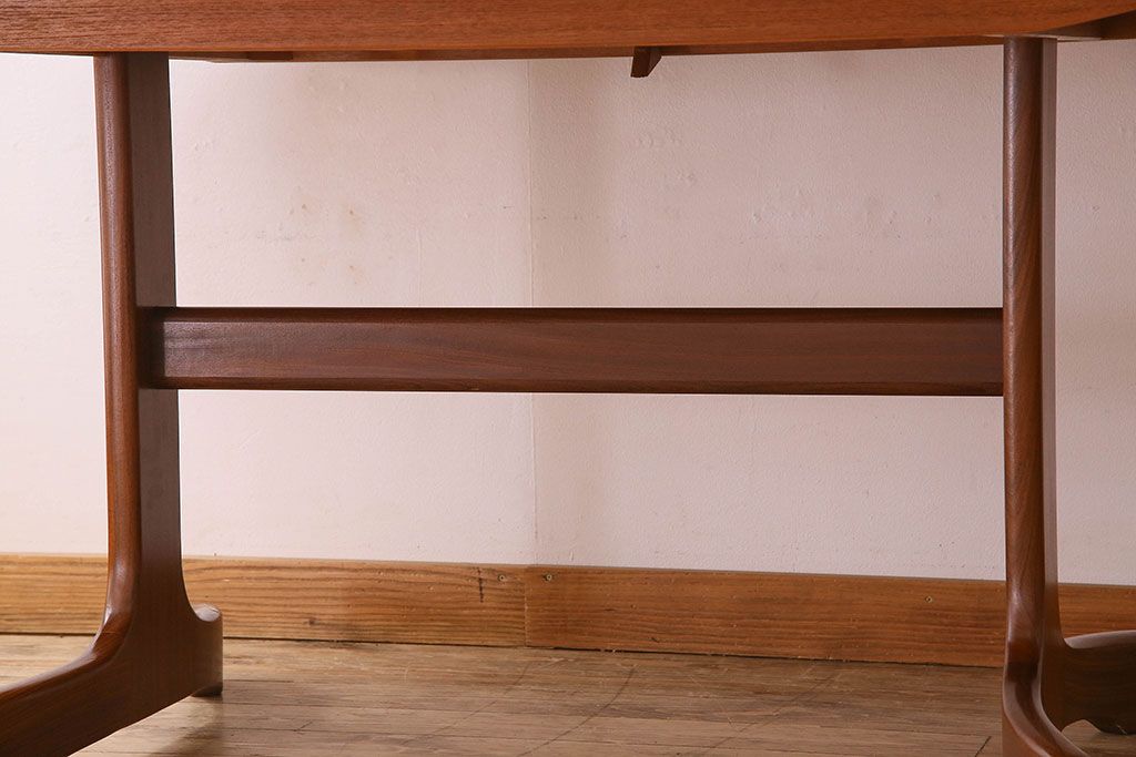 ヴィンテージ家具　北欧ビンテージ　G-PLAN(ジープラン) ウォールナット材製　シンプルなエクステンションテーブル(2)