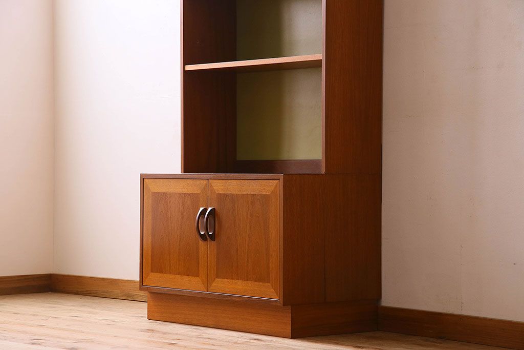 アンティーク家具　G-PLAN(ジープラン)　チーク材　スタイリッシュなデザインのキャビネット