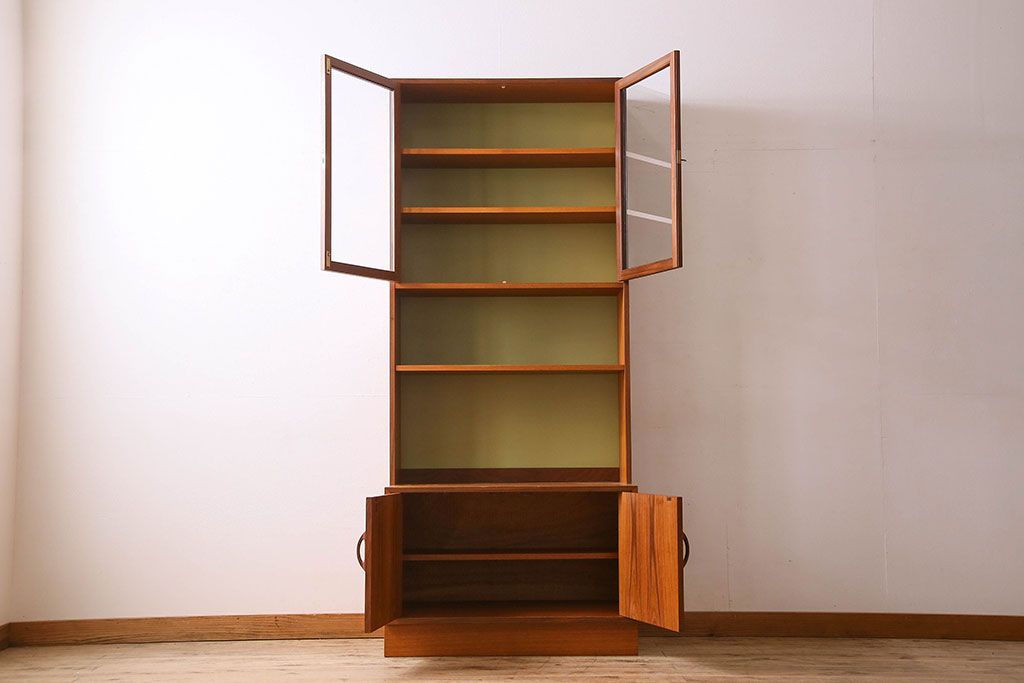 アンティーク家具　G-PLAN(ジープラン)　チーク材　スタイリッシュなデザインのキャビネット