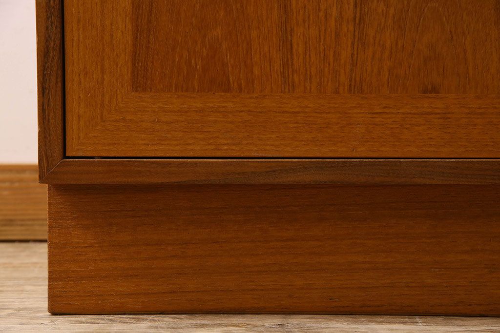 アンティーク家具　G-PLAN(ジープラン)　チーク材　スタイリッシュなデザインのキャビネット