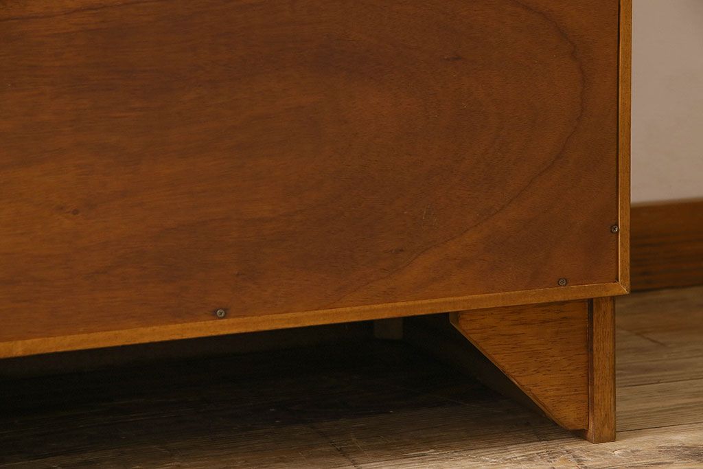 アンティーク家具　G-PLAN(ジープラン)　チーク材　スタイリッシュなデザインのキャビネット
