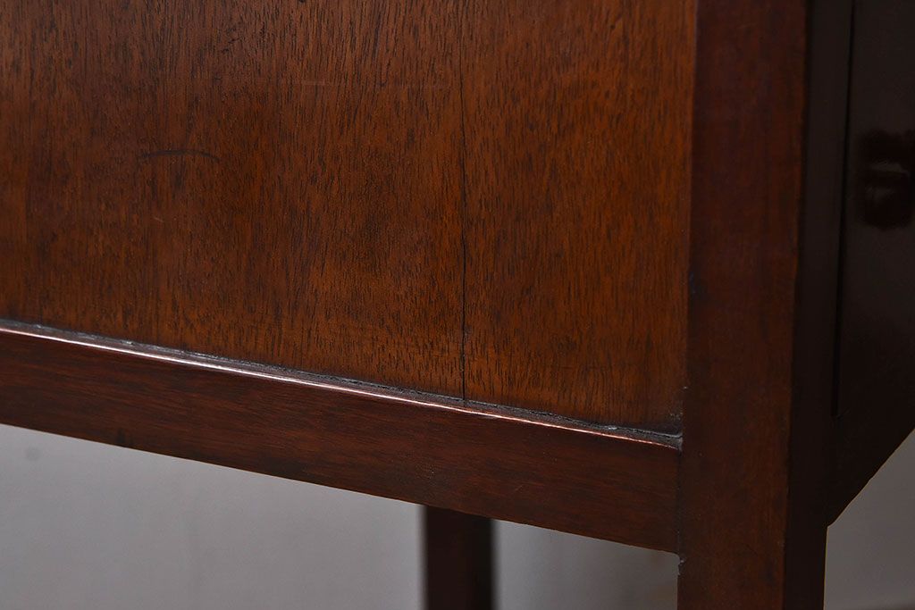 アンティーク家具　イギリスアンティーク　マホガニー材　上品な佇まいのチェスト