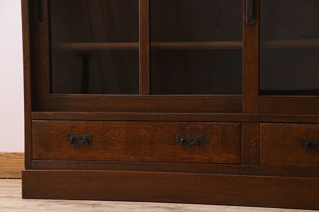 アンティーク家具　ナラ材製　大正ロマン　上質なデザインの収納棚(戸棚)