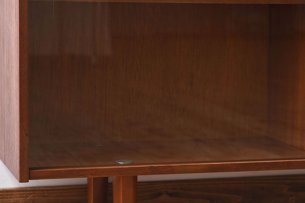 ヴィンテージ家具　イギリスビンテージ　AVALON製　シンプルなデザインのサイドキャビネット(サイドボード)