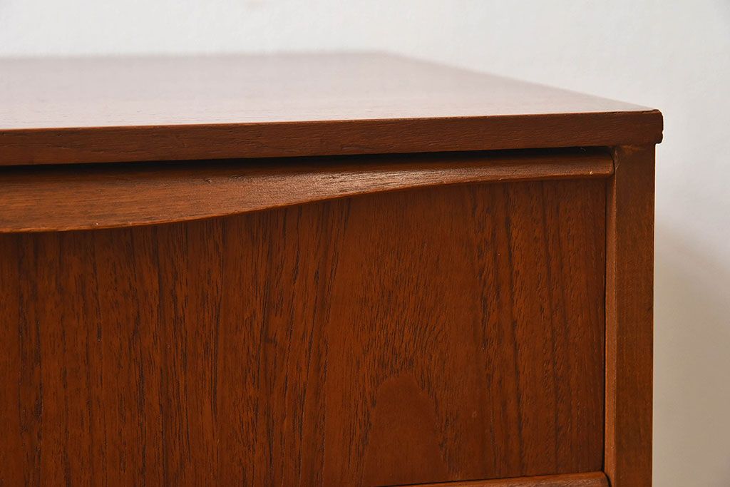 ヴィンテージ家具　北欧ビンテージ　チーク材　Austinsuite(オースティンスイーツ)製の小振りなサイドボード(引き出し、チェスト)