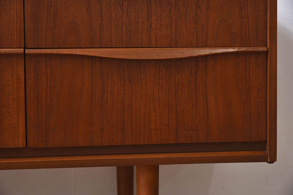 ヴィンテージ家具　北欧ビンテージ　チーク材　Austinsuite(オースティンスイーツ)製の小振りなサイドボード(引き出し、チェスト)