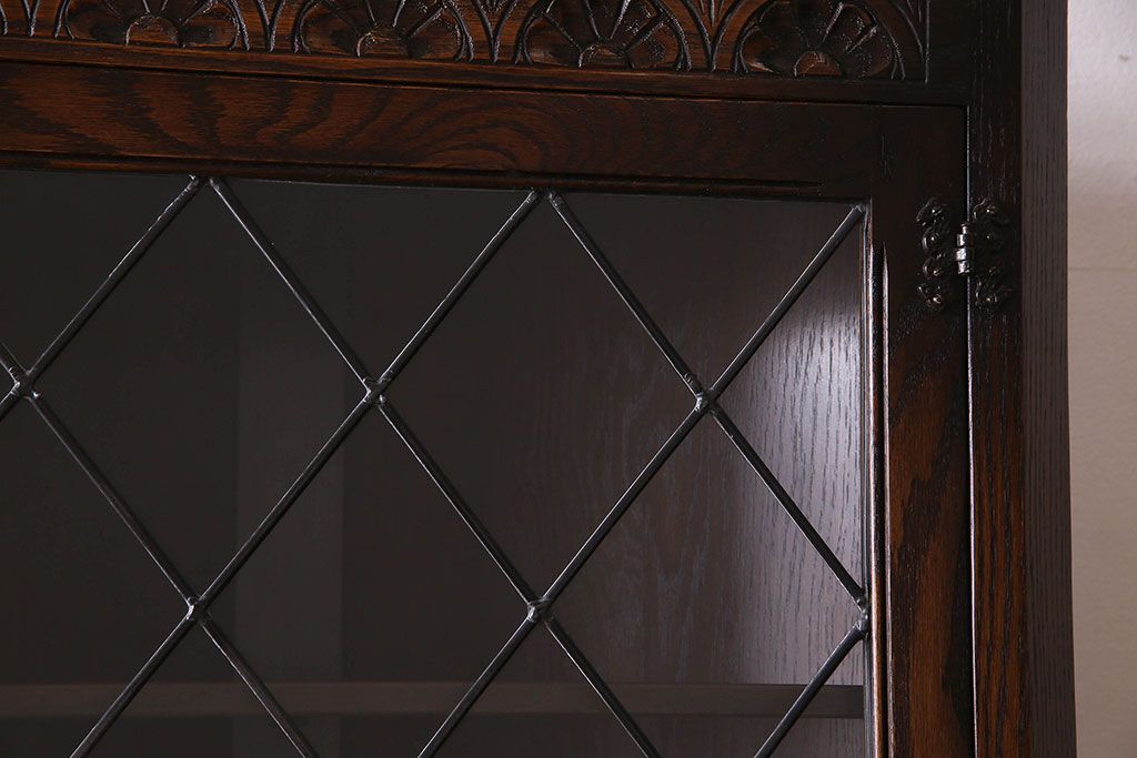 ヴィンテージ家具　イギリスビンテージ　オーク材製　彫刻のデザインが魅力的なコーナーキャビネット