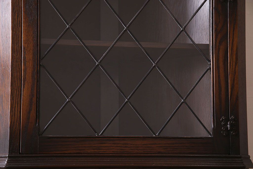 ヴィンテージ家具　イギリスビンテージ　オーク材製　彫刻のデザインが魅力的なコーナーキャビネット