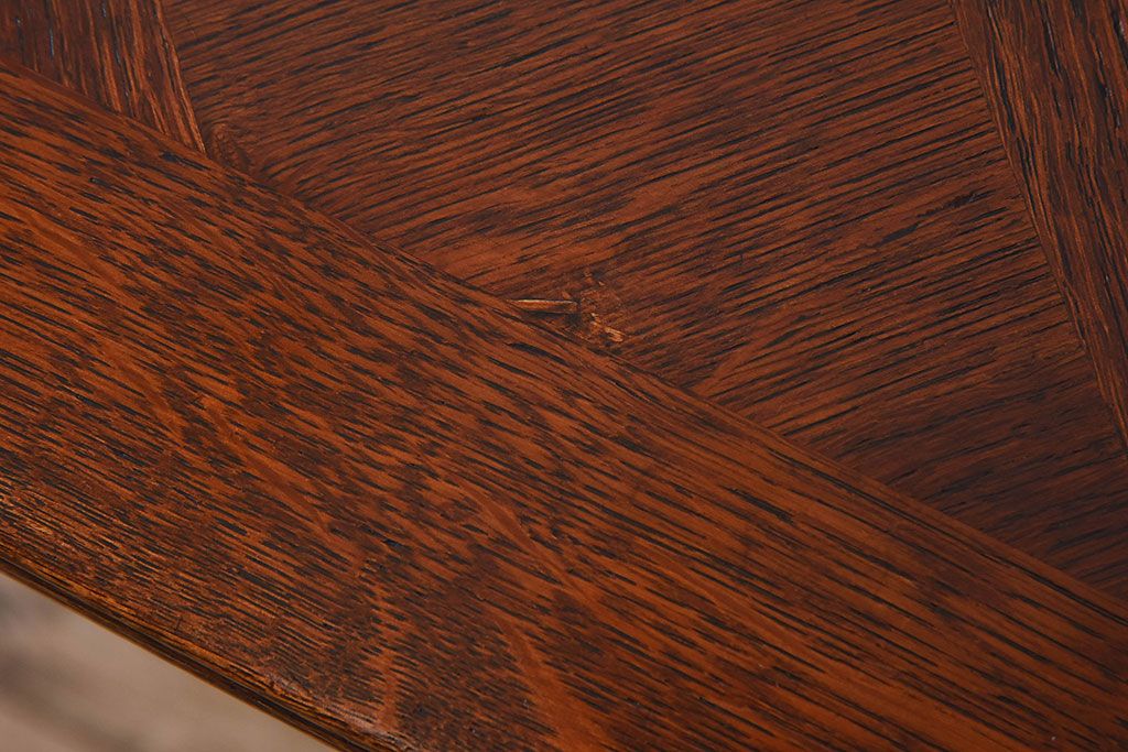 アンティーク家具　イギリスアンティーク　オーク材　パーケット天板や猫脚の作り込みが美しいエクステンションテーブル