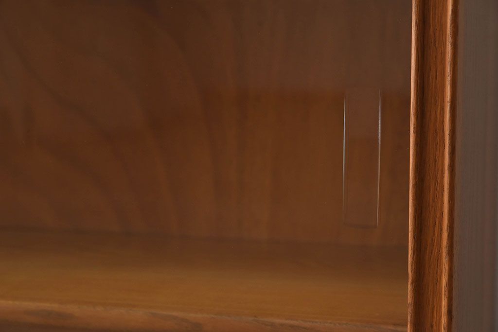 ヴィンテージ家具　イギリスビンテージ　オーク材　装飾が美しいガラス戸収納棚(戸棚、飾り棚)