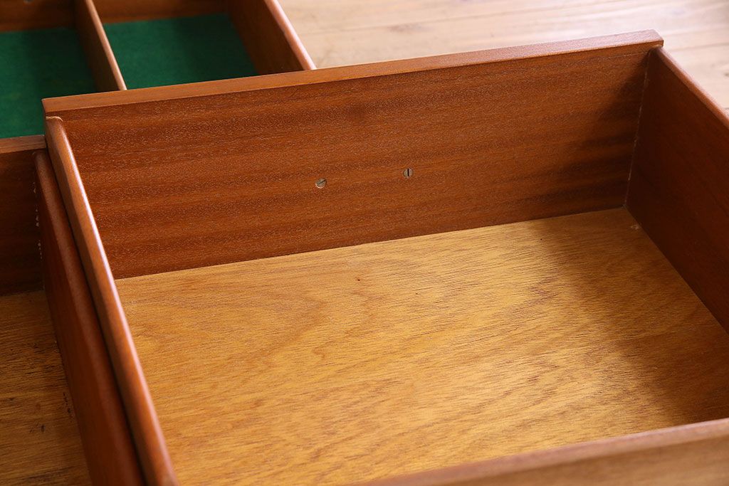 北欧家具　チーク材製　柔らかみのあるデザインのサイドーボード(サイドキャビネット)
