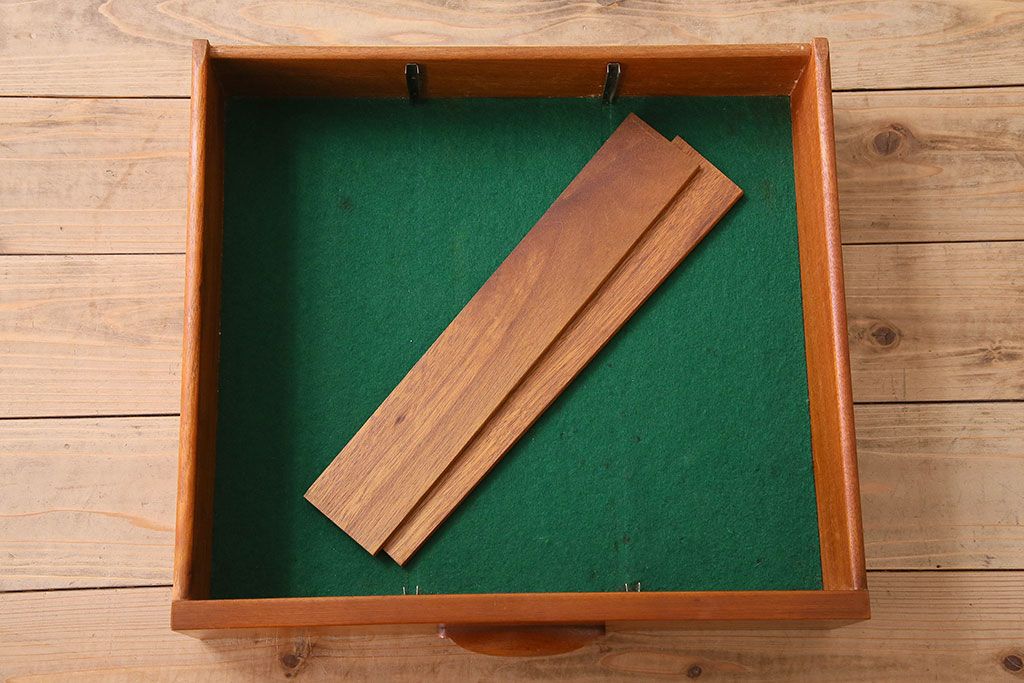 北欧家具　チーク材製　柔らかみのあるデザインのサイドーボード(サイドキャビネット)