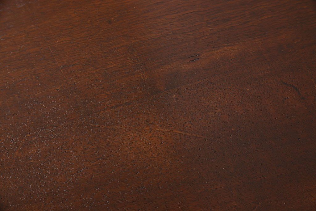 アンティーク家具　イギリスアンティーク　バーチ材　美しい脚のデザインのダイニングテーブル