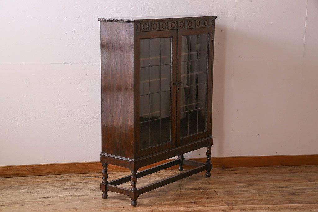 アンティーク家具　イギリスアンティーク　オーク材　ステンドグラス入り!脚と彫刻のデザインが美しい本箱(飾り棚、収納棚)
