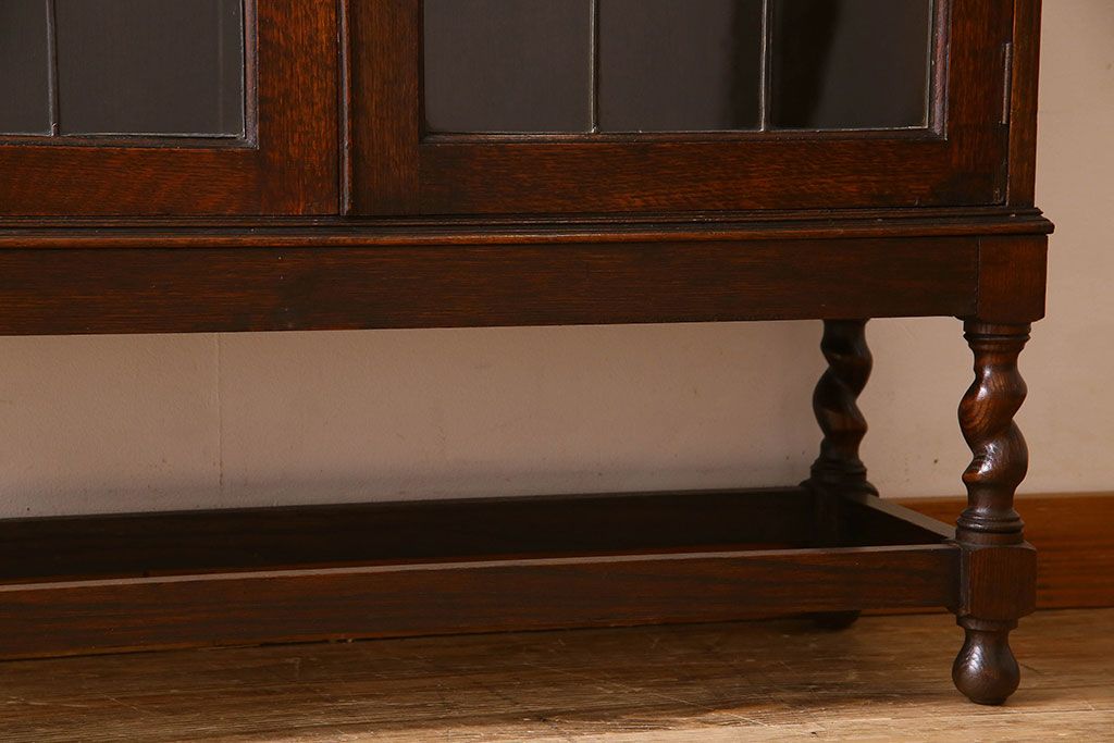 アンティーク家具　イギリスアンティーク　オーク材　ステンドグラス入り!脚と彫刻のデザインが美しい本箱(飾り棚、収納棚)